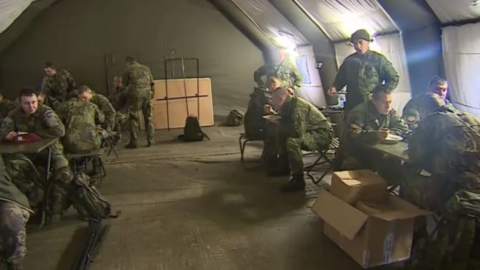 Video Vojáci převzali ostrahu nad muničním areálem