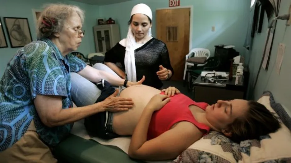 Video Od porodních bab k porodnicím