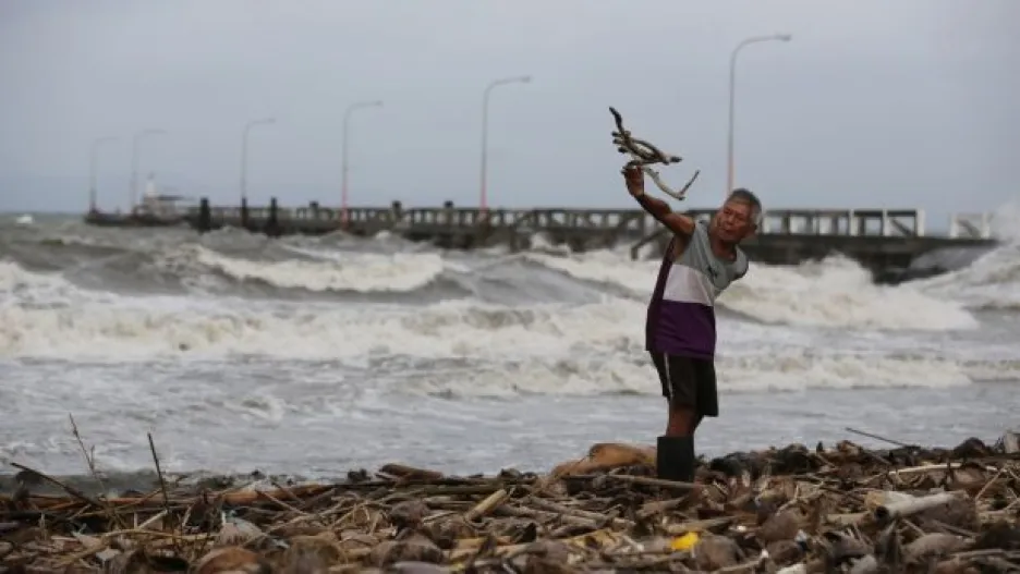 Video K Filipínám dorazil tajfun Hagupit, uteklo před ním víc než milion lidí