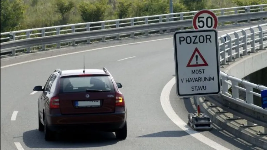 Video Zátěžové zkoušky na poškozených dálničních mostech  v Ostravě