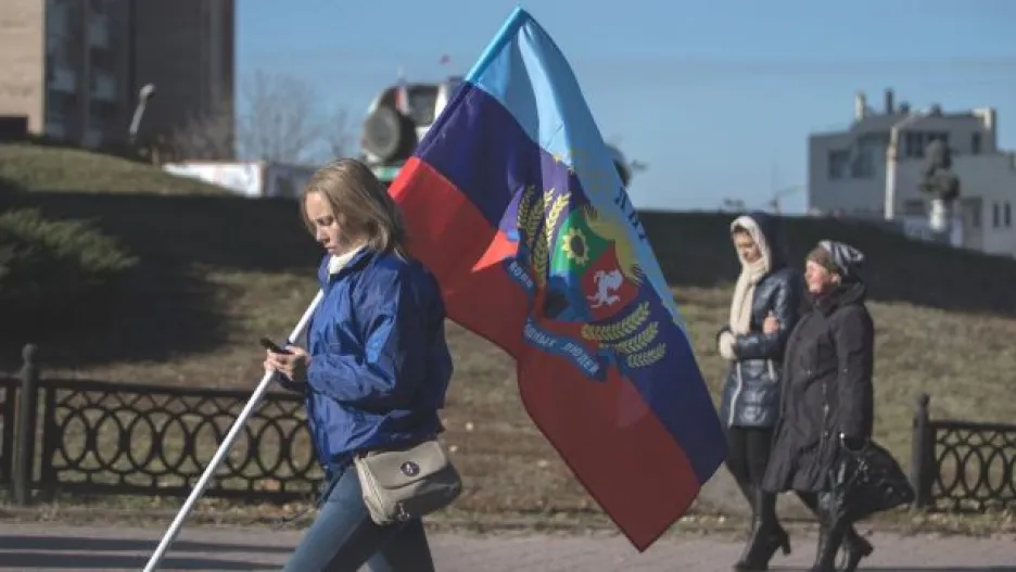 Video V separatistických volbách hlasovali i šestnáctiletí