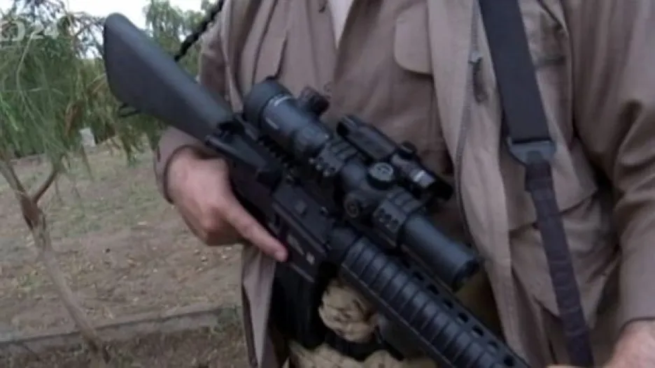 Video Irácká armáda načerno prodává americké zbraně
