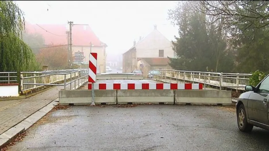 Video Lidé ve Velvarech jsou nešťastní z uzavřeného mostu