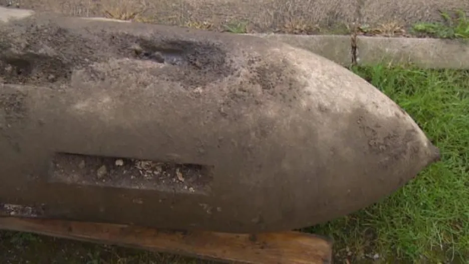 Video Provoz pardubického letiště omezily staré bomby