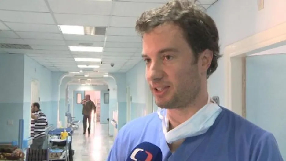 Video Český plastický chirurg pomáhá zraněným Syřanům