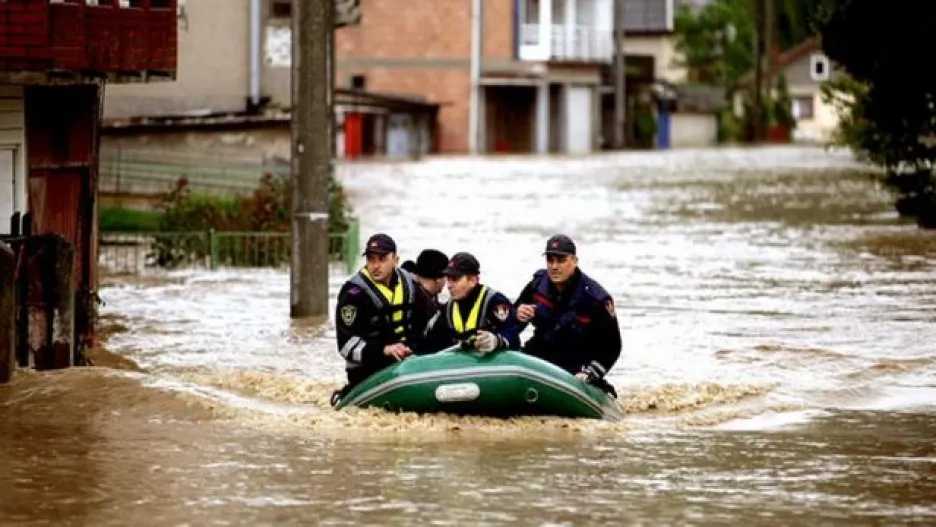 Video Záplavy v Srbsku a Bosně: Pomáhají i čeští hasiči