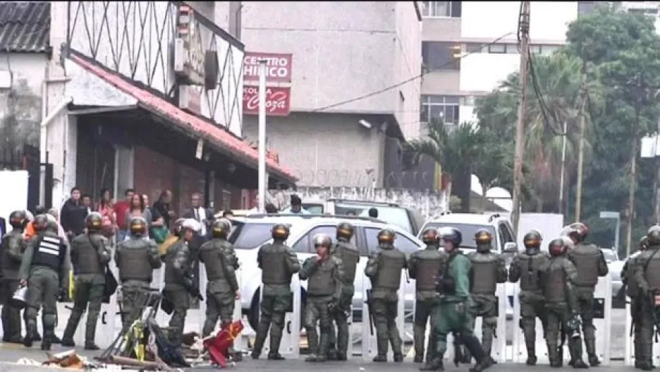 Video V Caracasu pokračují protivládní demonstrace