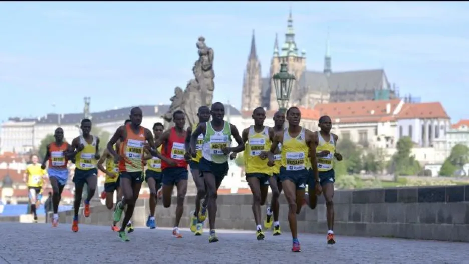 Video Do ulic zamíří maratonci