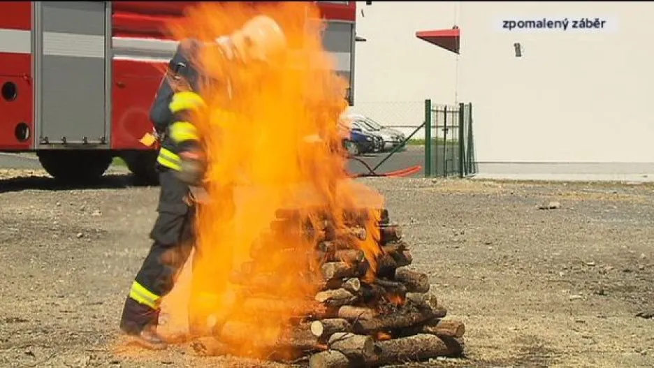 Video Test ČT: Co se stane, když oheň zapálíte pomocí benzinu
