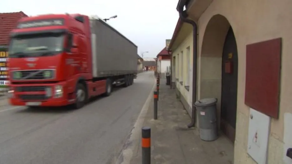 Video Obce u dálnice D2 bojují proti nákladní dopravě