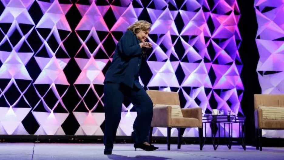 Video Hillary Clintonová málem dostala botou