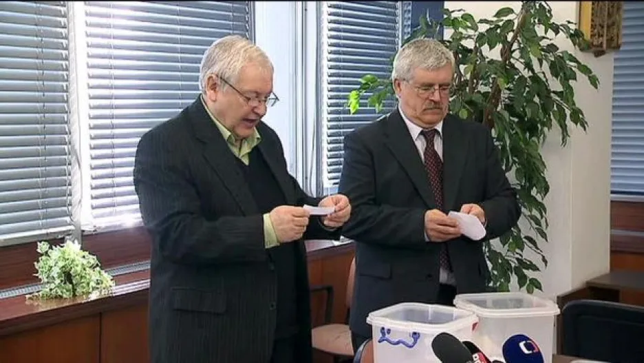 Video Zprávy: Volební komise vylosovala čísla pro eurovolby
