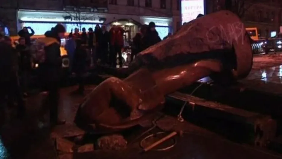 Video Bez komentáře - Ukrajinci strhávají sochu Lenina
