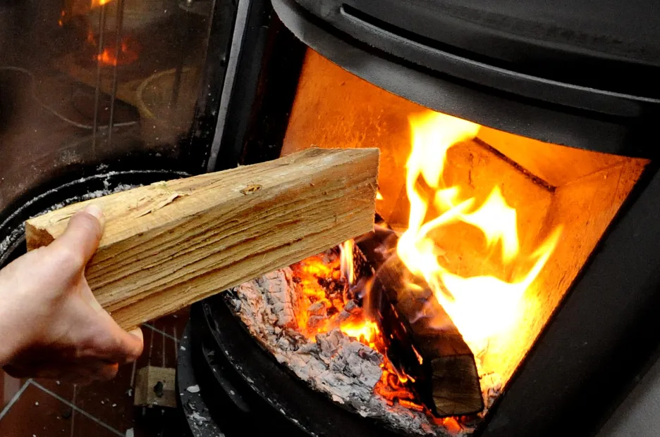 Video Události: Domácnosti více topí dřevem