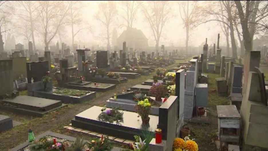 Video Strážníci hlídkují na pardubickém hřbitově