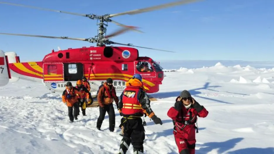 Video Události o evakuaci lidí z lodi uvízlé v Antarktidě