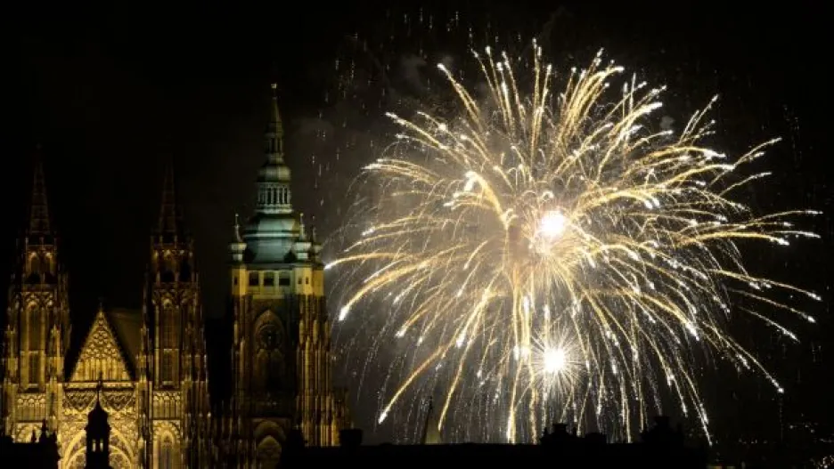 Video Novoroční ohňostroje ozářily česká města
