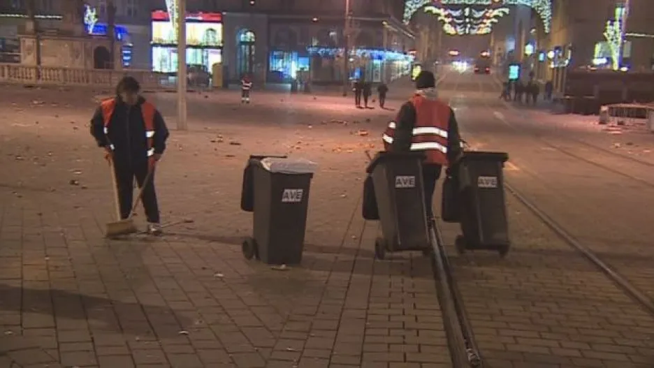 Video NO COMMENT: Novoroční úklid náměstí Svobody v Brně