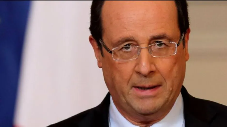 Video Popularita francouzského prezidenta na historickém minimu