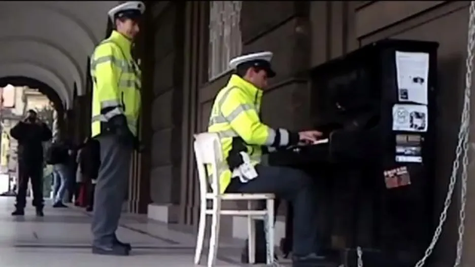 Video Český policista-pianista boduje na YouTube