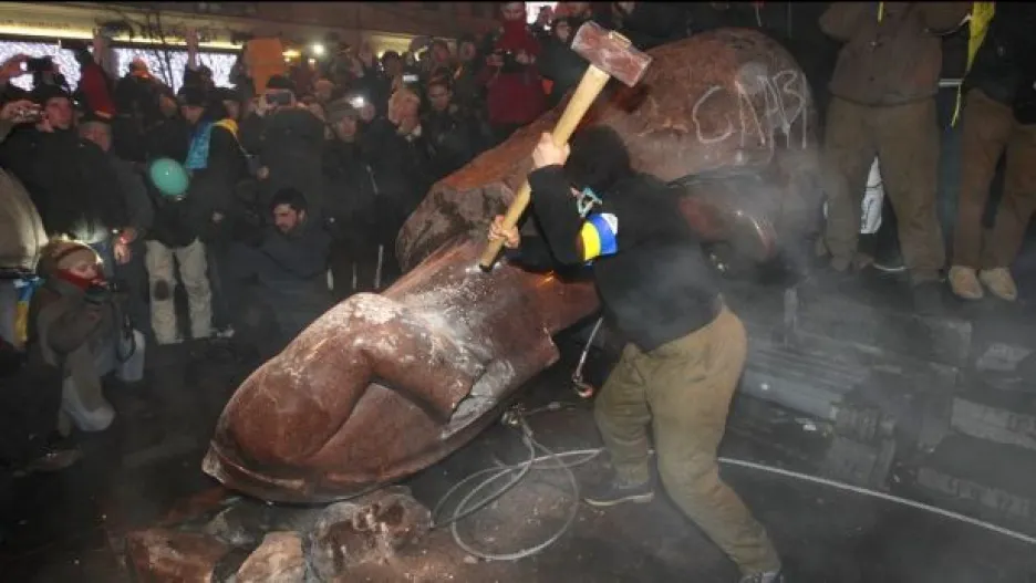 Video Ukrajinci strhávají sochu Lenina