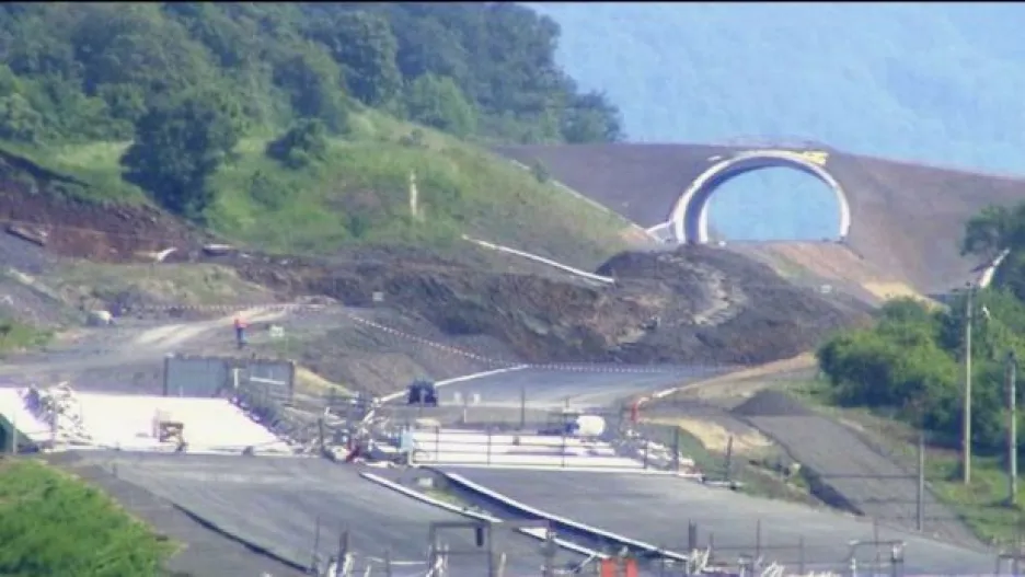Video Na zasypané části dálnice G8 proběhne geotechnický průzkum
