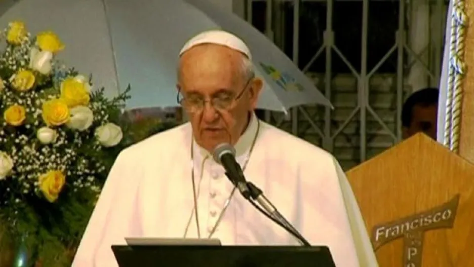 Video Papeže přivítají desetitisíce katolíků