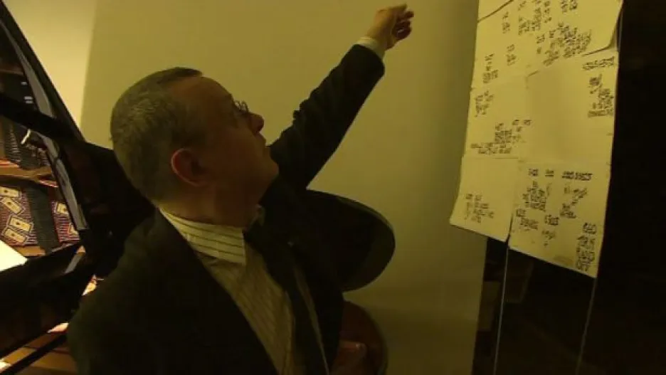 Video Klavírista Jaroslav Šťastný popisuje Cageovy notové zápisy