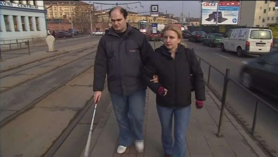 Video No comment: Zrakově postižený cestuje po změnách v dopravě