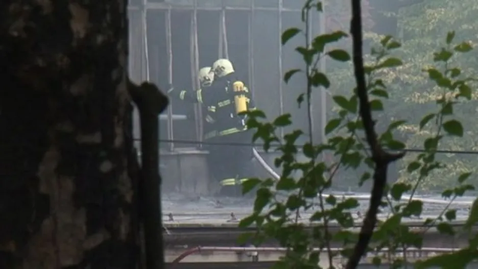 Video NO COMMENT: Hašení požáru v areálu Zetoru