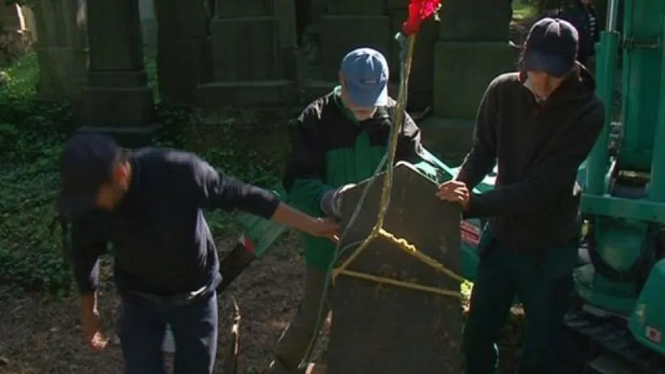 Video NO COMMENT: Jeřáb "baletka" opravoval spadané náhrobky