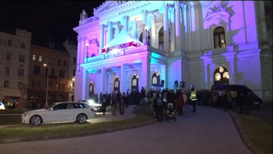 Video NO COMMENT: Demonstrace před Plesem v opeře
