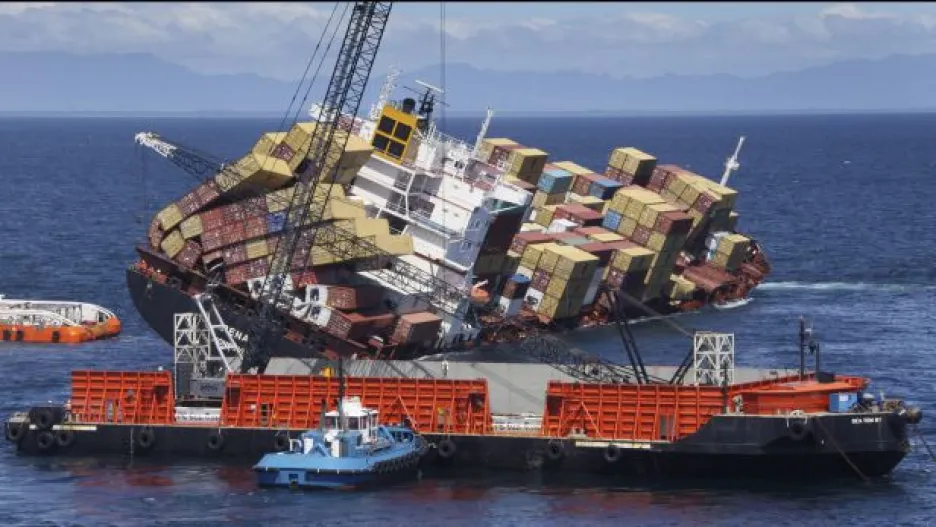Video Z lodi u Zélandu vypadly kontejnery