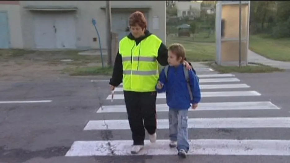 Video NO COMMENT: Děti přecházejí pod dozorem dospělých