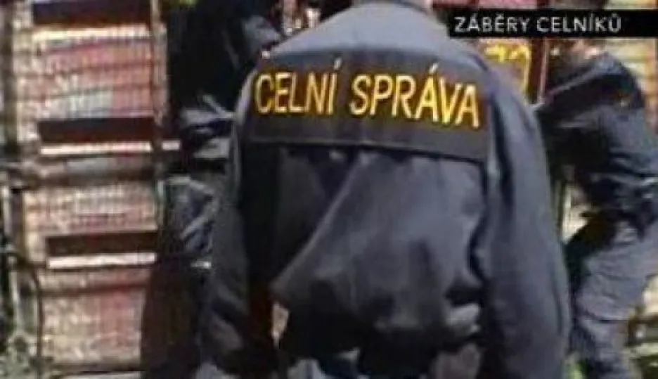Video Záběry celníků ze zátahu na tržnici v Olomoucké ulici v Brně