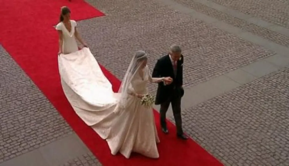 Video Svatební šaty Kate půjdou na dračku