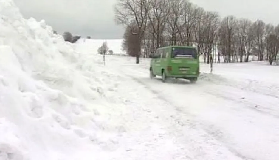 Video Vítr a sníh opět ochromovaly dopravu
