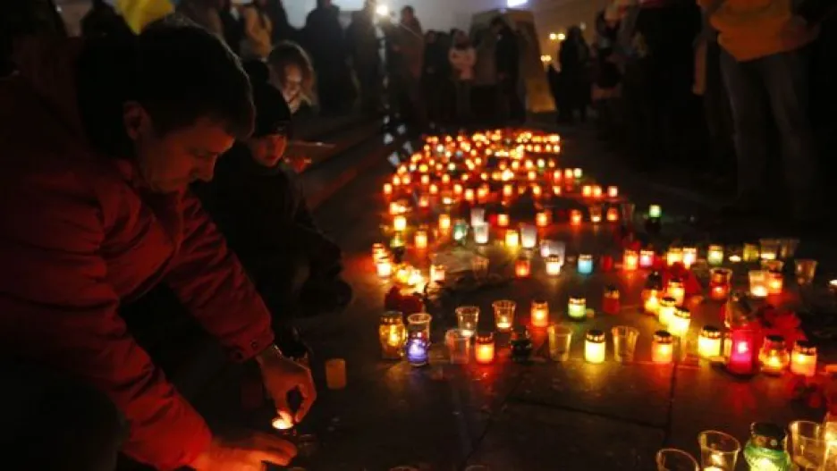 Video Po Mariupolu drží Ukrajina smutek, strany se dál hádají