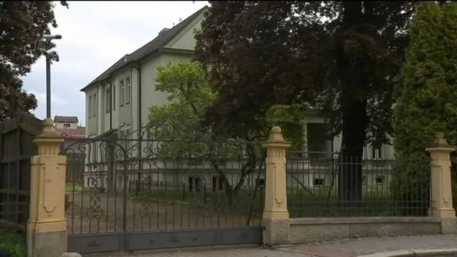 Video Policie objevila v troskách domu v Šenově dva mrtvé