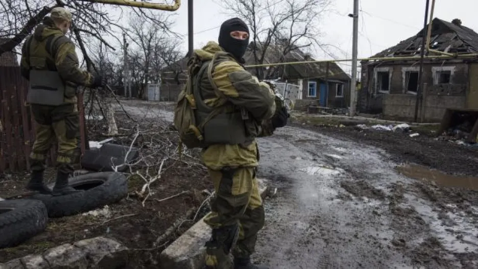 Video Obě strany ukrajinského konfliktu vraždí zajatce