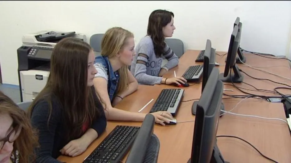 Video Školní inspekce prověřuje znalosti žáků, letos je pak i oznámkuje