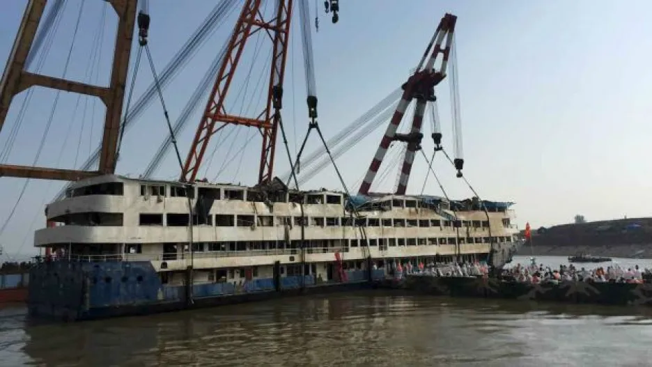 Video Tragédie čínské lodi má čtyři stovky obětí