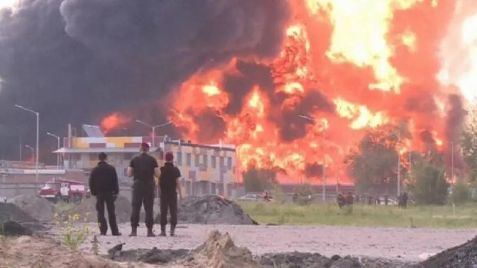 Video U Kyjeva hoří rafinerie, v areálu bylo na 180 lidí