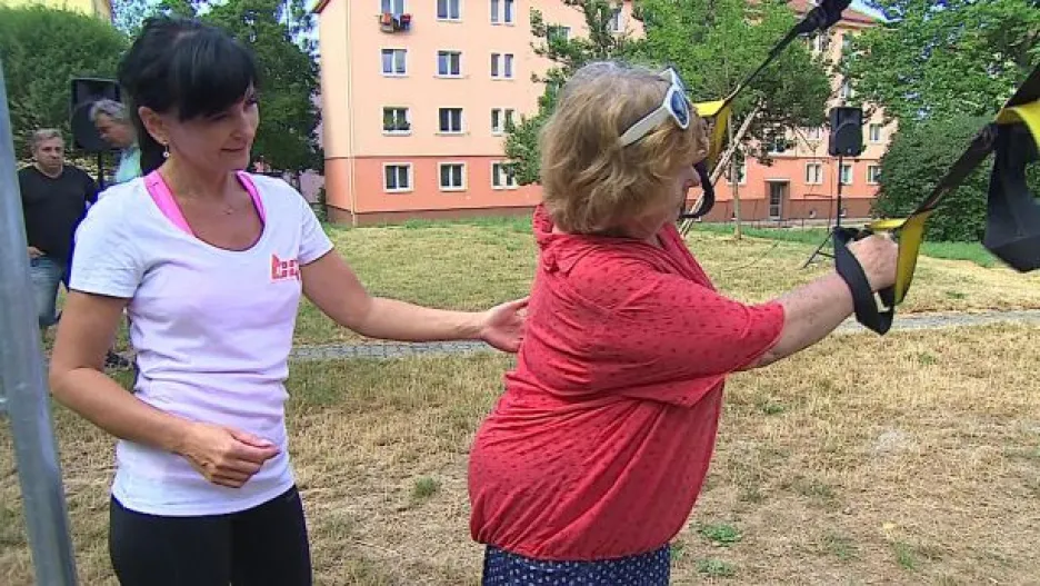 Video Bez komentáře: Venkovní cvičení seniorů