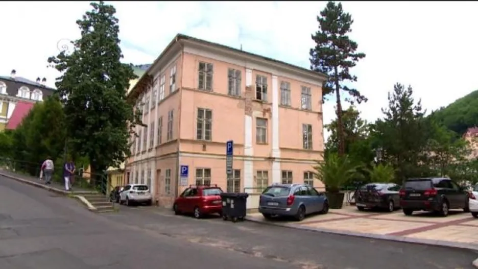 Video Karlovy Vary chtějí zachránit cenný empírový dům