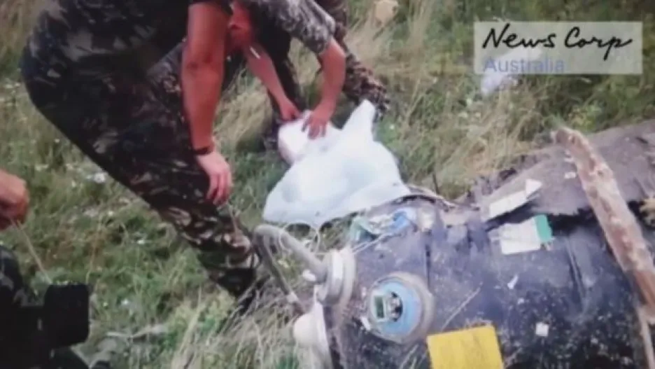 Video Povstalci na místě pádu MH17 (Zdroj: News Corp Australia; YouTube)