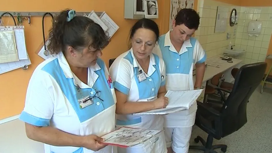 Video Události ČT: Nedostatek personálu v nemocnicích by mohly řešit výsluhy, navrhuje Babiš