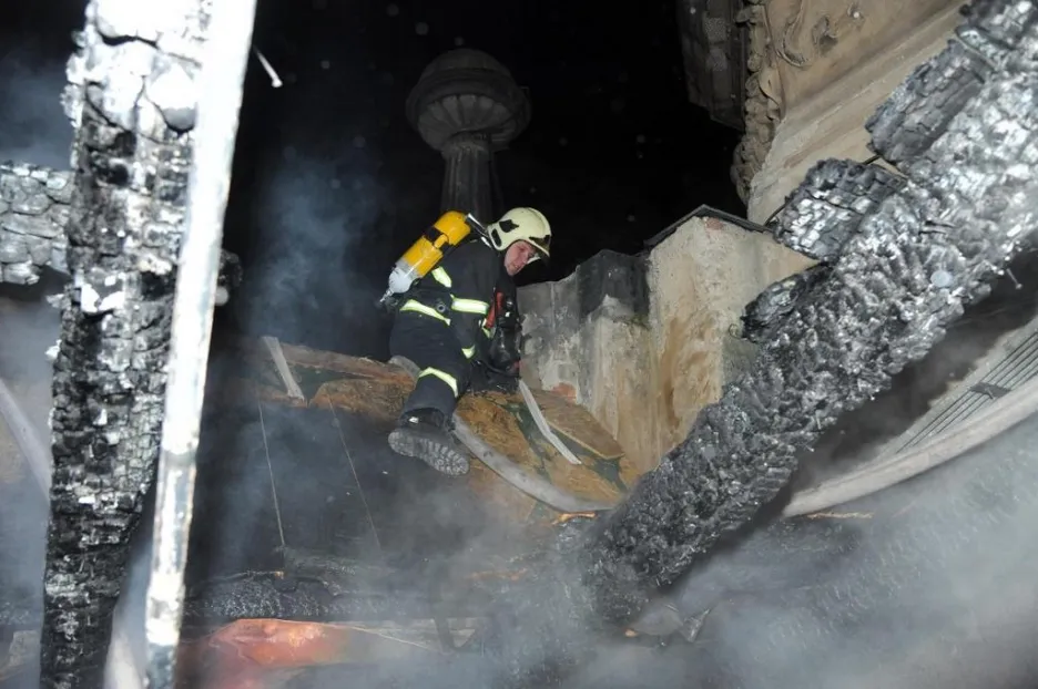 Video Reportáž: Střechu Národního muzea v noci zachvátily plameny