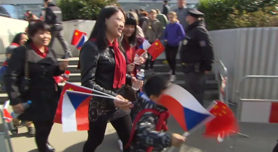 Video Si Ťin-pching v Praze: Vlajky, potyčky, kontroly