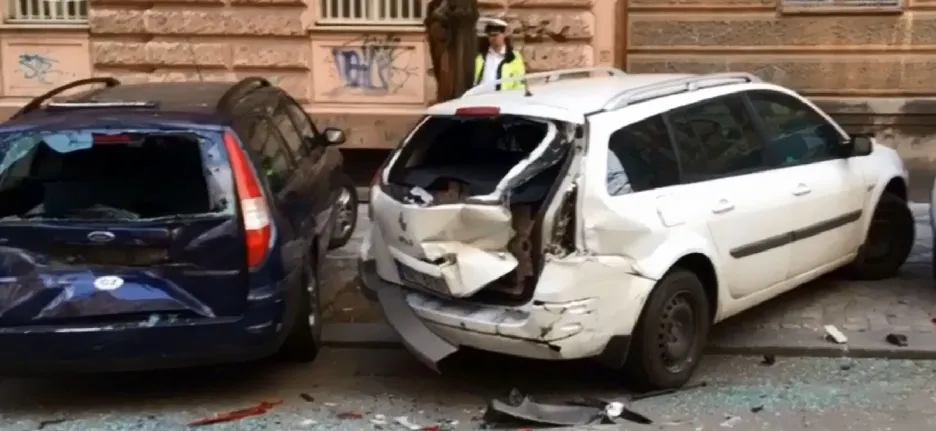 Video Nabouraná auta na Vinohradech v Praze